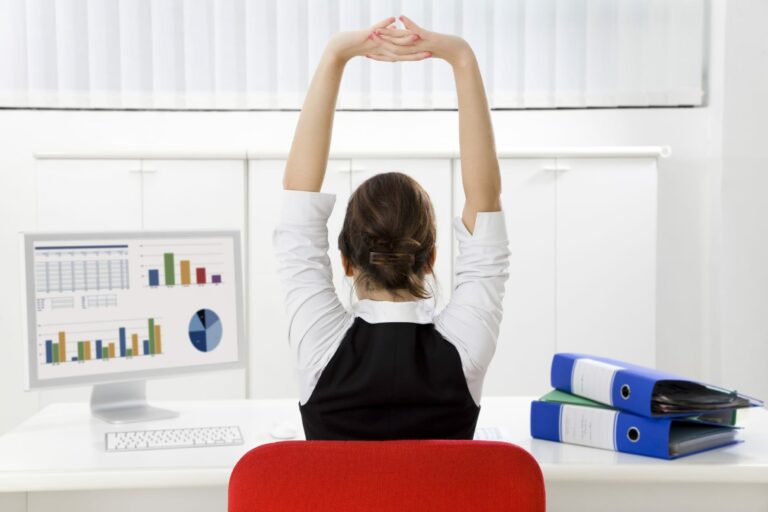 Esercizi di stretching in ufficio