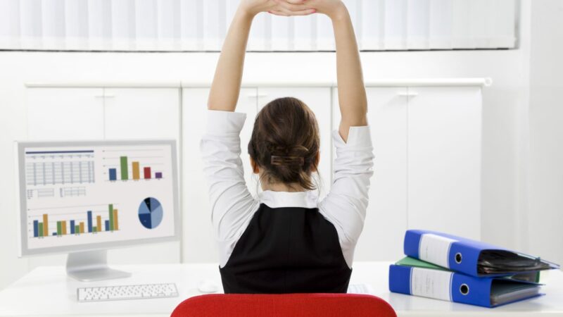 Esercizi di stretching in ufficio